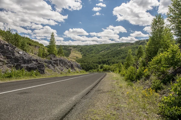 Vägen i bergen i Ural. — Stockfoto