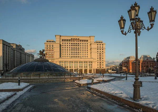 Manezh plein en het Four Seasons Hotel Moskou. — Stockfoto