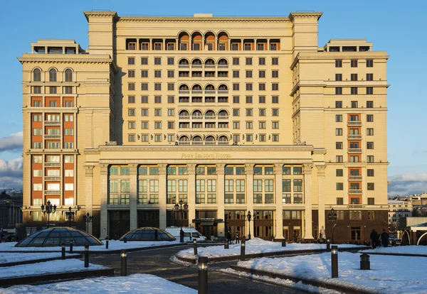 Manezh Square dan Hotel Four Seasons Moscow . — Stok Foto