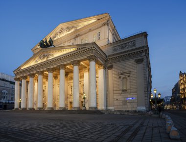 Moskova'da Bolşoy Tiyatro binası gece.