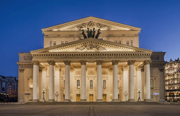 Moskova'da Bolşoy Tiyatro binası gece.