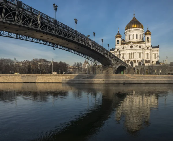 Патриарший мост в Храме Христа Спасителя в Москве . — стоковое фото
