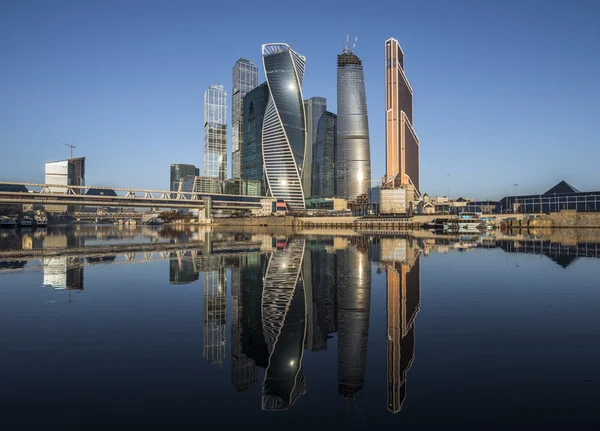 Business centrum van de stad voor Moskou bij zonsopgang. — Stockfoto