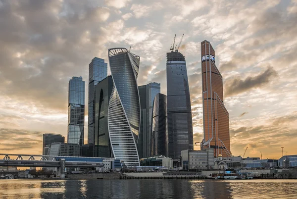 Бізнес-центр Москва місто на заході сонця. — стокове фото