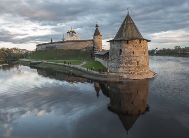 Pskov Kremlin, iki nehir, büyük ve Psk izdiham