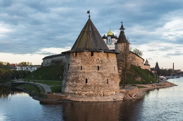 Kremlin de Pskov na confluência de dois rios, o Grande e Psk — Fotografia de Stock