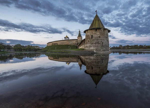 Kremlin de Pskov na confluência de dois rios, o Grande e Psk — Fotografia de Stock