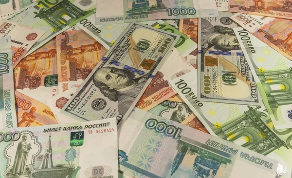 Masanın üzerinde yatan para.