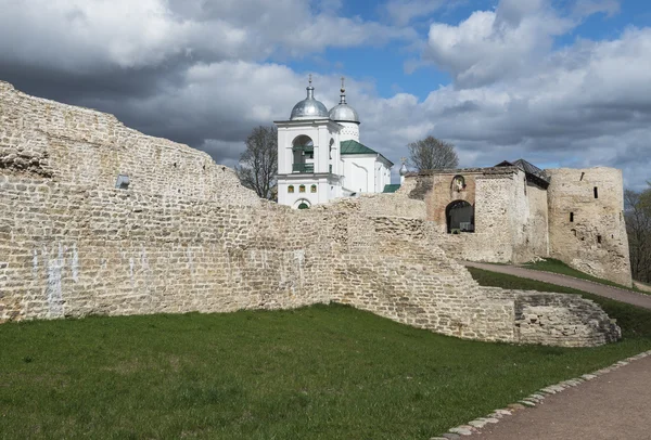 La fortaleza de Izborsk . — Foto de Stock