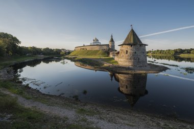 Pskov Kremlin, iki nehrin Velikaya ve Pskov izdiham