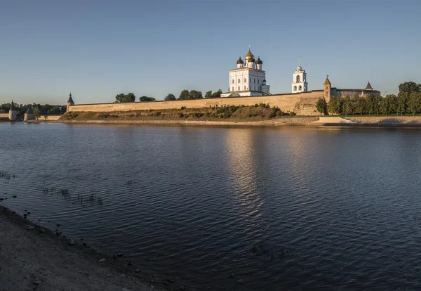 Pskov Kremlin. Catedral da Santíssima Trindade . — Fotografia de Stock