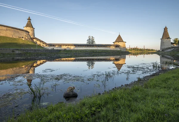 Kremlin de Pskov desde el lado del río Pskova al amanecer . — Foto de Stock