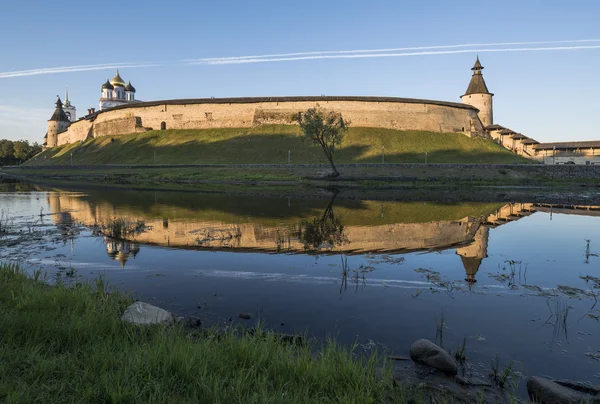 Pskov Kremlin gündoğumu Pskova Nehri'nde tarafındaki.