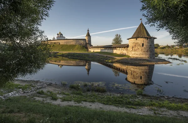 Kremlin de Pskov en la confluencia de dos ríos Velikaya y Pskov — Foto de Stock