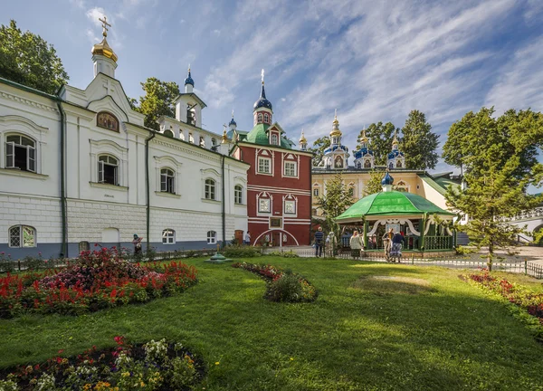 Dormição Pskov-cavernas Mosteiro. Igreja da Anunciação e — Fotografia de Stock