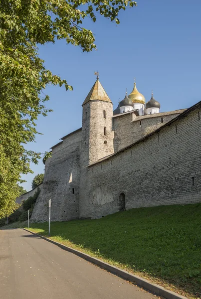 Walls and one of the ancient towers of the Pskov Kremlin. — Stock Photo, Image