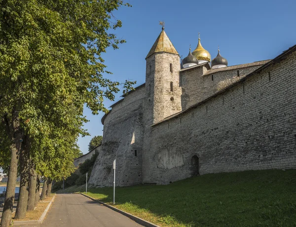 Murallas y una de las antiguas torres del Kremlin de Pskov . — Foto de Stock