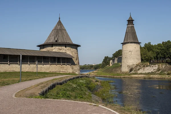Le mura e le torri del Cremlino di Pskov sulle rive del fiume — Foto Stock
