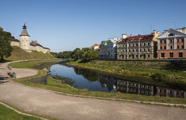 Pskov kale ve Pskov nehrinde altın set. — Stok fotoğraf