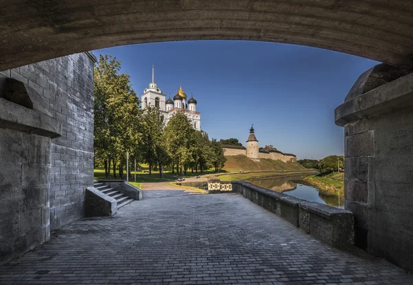 Pskov Kremlin. Catedral da Santíssima Trindade e torre sineira . — Fotografia de Stock