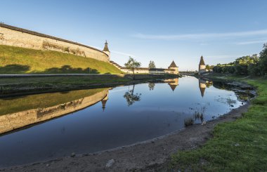 Pskov Kremlin gündoğumu Pskova Nehri'nde tarafındaki.