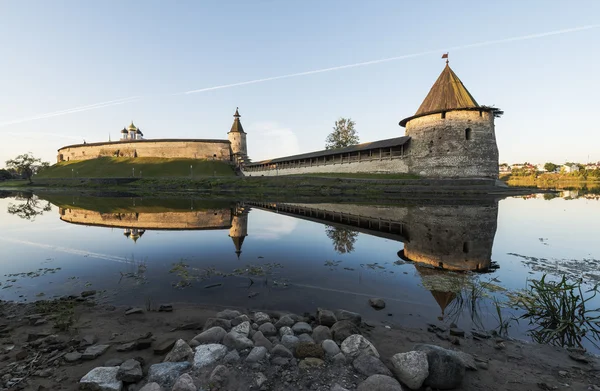 Pskov Kreml ze strany řeky Pskova při východu slunce. — Stock fotografie