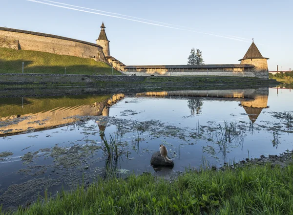 Pskov Kremlin do lado do rio Pskova ao nascer do sol . — Fotografia de Stock