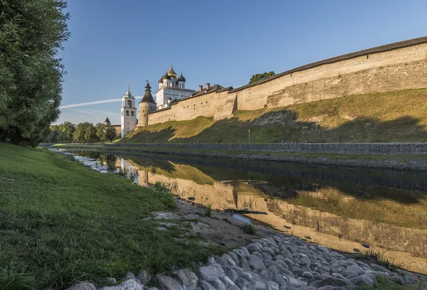 Pskov Kremlin do lado do rio Pskova ao nascer do sol . — Fotografia de Stock