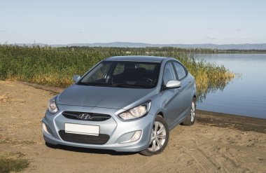 Araba Hyundai Accent göl kenarında.