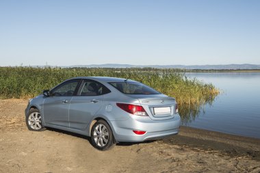 Araba Hyundai Accent göl kenarında.
