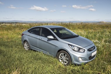 Araba Hyundai Accent güneşin.