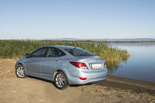 Sotaque Hyundai carro no lago . — Fotografia de Stock