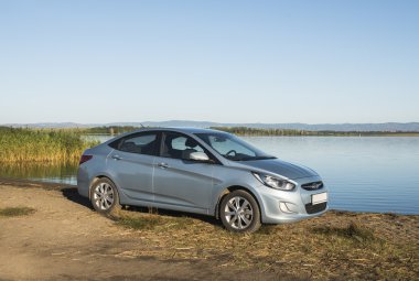 Araba Hyundai Accent.