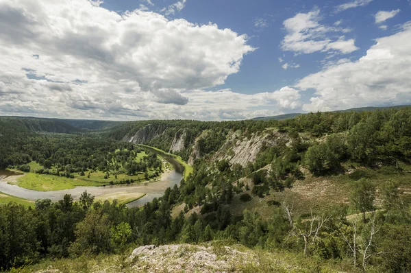 El río Belaya en las montañas de los Urales del sur . — Foto de Stock