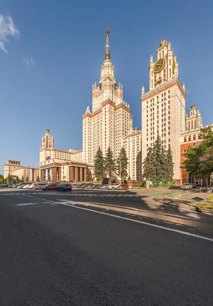 Het hoofdgebouw van de Staatsuniversiteit van Moskou op Sparro — Stockfoto