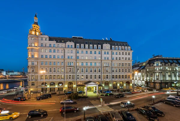 Hotel Baltschug Kempinski la apus . — Fotografie, imagine de stoc