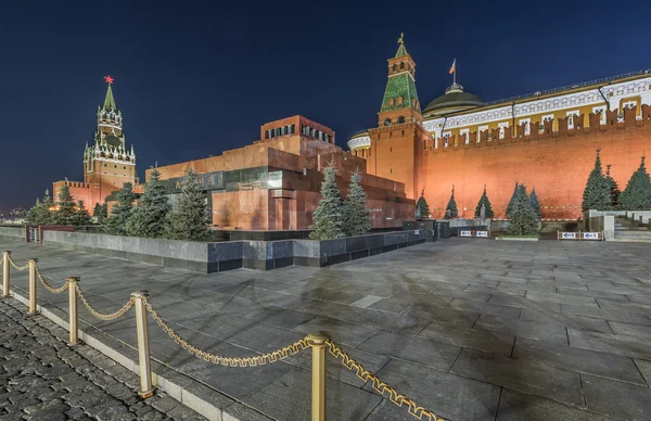 Het Lenin mausoleum op het Rode plein bij nacht. — Stockfoto