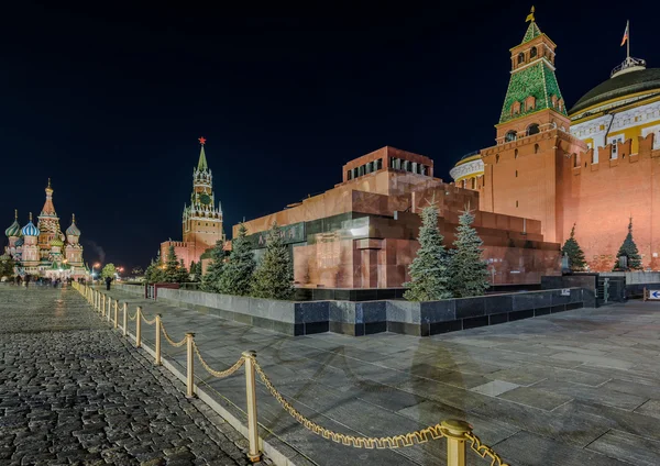 Мавзолей Ленина на Красной площади ночью . — стоковое фото