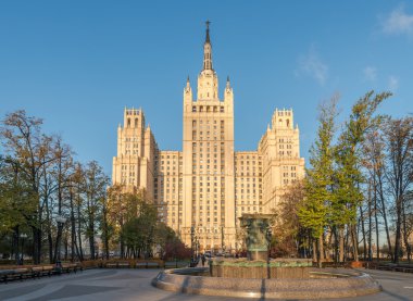 Stalin gökdelen Kudrinskaya kare üzerinde.