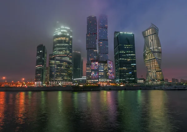 Centro de Negócios Cidade de Moscou à noite no nevoeiro . — Fotografia de Stock
