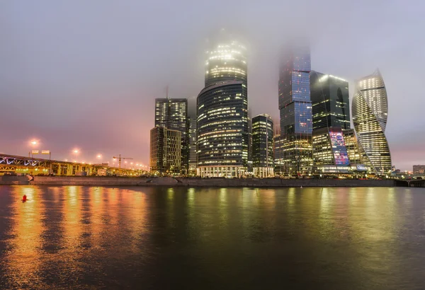 Business Center Moscow City at night in the fog. — Stock Photo, Image