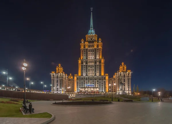 雷迪森皇家酒店莫斯科在晚上. — 图库照片