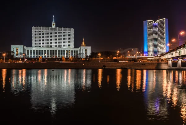 Huis regering van de Russische Federatie bij nacht. — Stockfoto