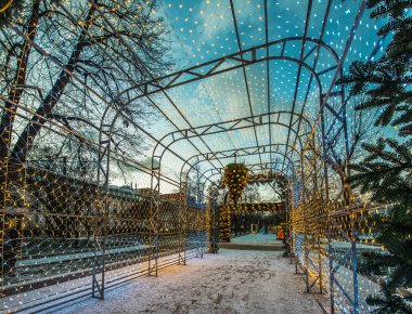 Yeni yıl ve Noel aydınlatma dekorasyon şehir. Rusya, 