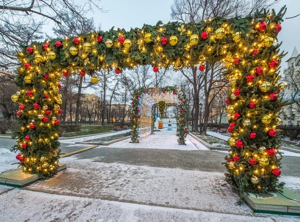 Año Nuevo y decoración de la iluminación de Navidad de la ciudad. Rusia , — Foto de Stock