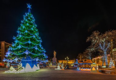 Yeni yıl ve Noel aydınlatma dekorasyon şehir. Rusya, 