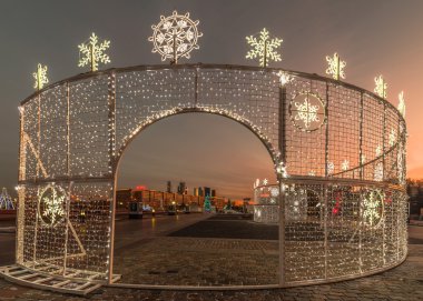 Yeni yıl ve Noel aydınlatma dekorasyon şehir. Rusya, 