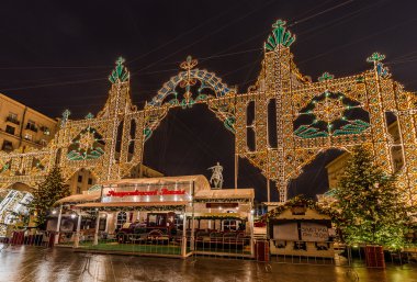 Yeni yıl ve Noel aydınlatma dekorasyon şehir. Rusya, 