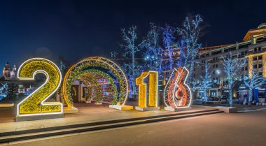 Yeni yıl ve Noel aydınlatma dekorasyon şehir. Rusya, 