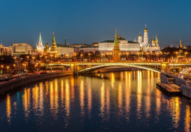 Kremlin ve büyük taş köprünün gece görünümü.